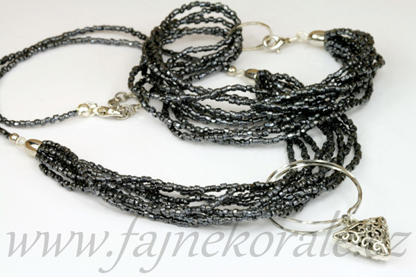 Kovový filigránový trojúhelník 19 mm, platina, 1 ks