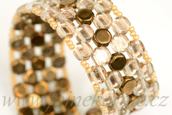 Dvoudírový hexagon (honeycomb) 6 mm, 30 ks - tmavší zlatý půlpokov na krystalu