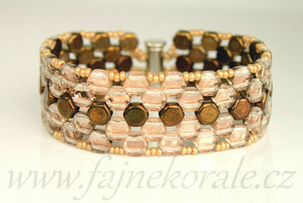 Dvoudírový hexagon (honeycomb) 6 mm, 30 ks - tmavší zlatý půlpokov na krystalu