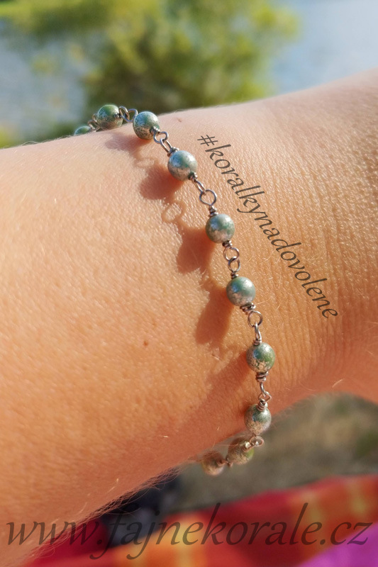 Mačkané korálky kuličky 4 mm, 40 ks/16 cm - stříbrná terakota na sytém tyrkysu