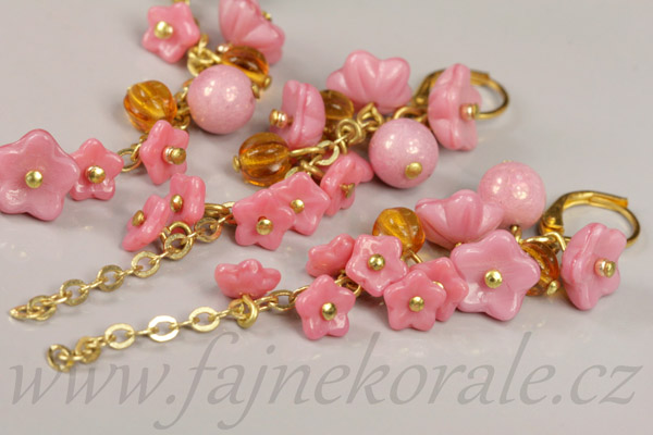 Mačkané korálky kytička zvoneček 5x6 mm, 20 ks - půlpokov Marea na černé