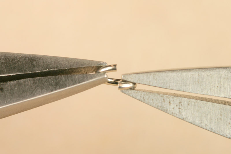 Bižuterní kleště ploché s půlkulatými čelistmi do špičky, The Beadsmith - červené