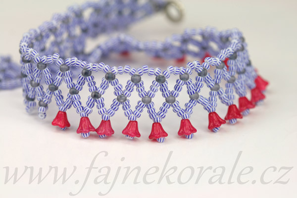 Mačkané korálky kytička zvoneček 5x6 mm, 20 ks - půlpokov Marea na černé