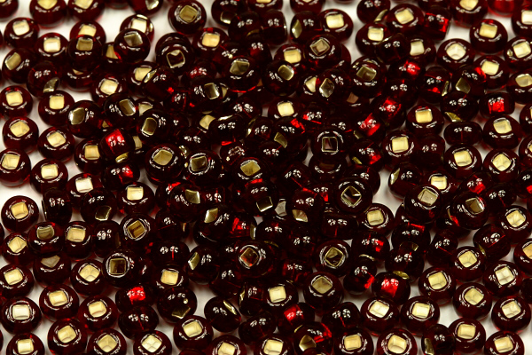 PRECIOSA rokajl 6/0 (3,7 - 4,3 mm) SH, bal. 50 g - transp. tmavý rubínově červená, SL