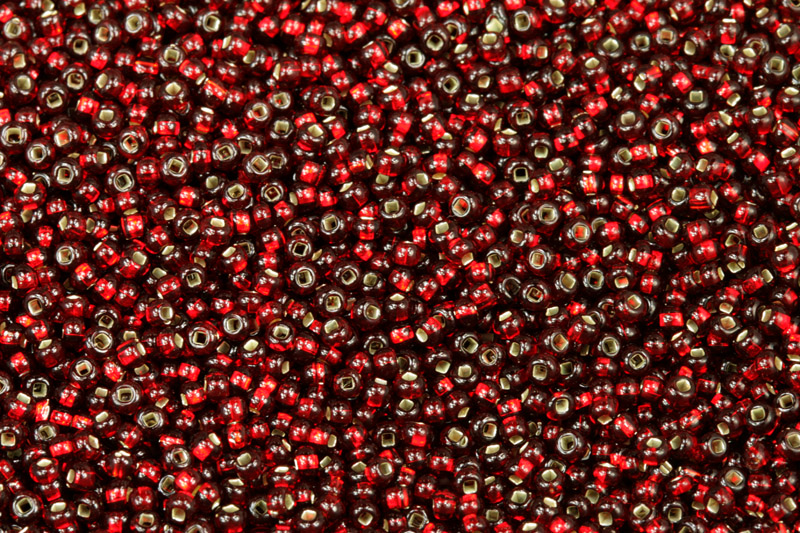Rokajl Preciosa 11/0 (2,0 - 2,2 mm) SH, bal. 50 g - transp. tmavý rubín se stříbr. průtah.