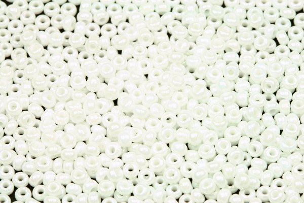 TOP PRECIOSA rokajl 8/0 (2,8 - 3,2 mm) RH, bal. 20 g - bílá křída, listr sfinx (46102)