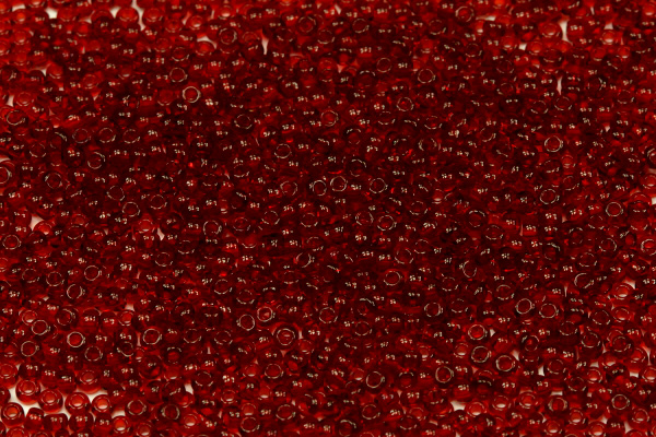 PRECIOSA rokajl 11/0 (2,0 - 2,2 mm) RH, bal. 50 g - transp. tmavší rubínově červená