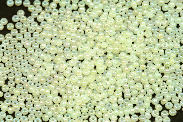 TOP PRECIOSA rokajl 10/0 (2,2 - 2,4 mm) RH, bal. 50 g - alabastr, rainbow, vanilka (57206)