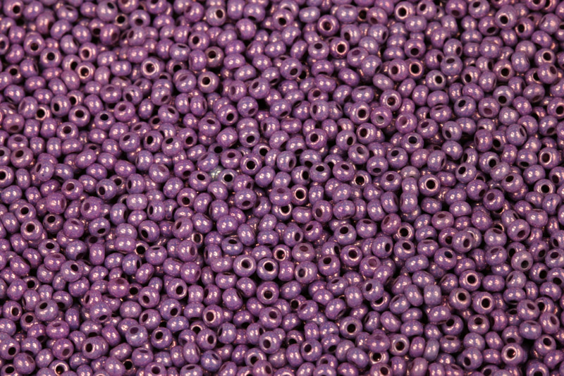 PRECIOSA rokajl 10/0 (2,2 - 2,4 mm) RH, bal. 50 g - fialový listr Vega na křídě