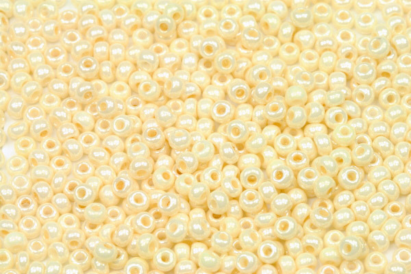 PRECIOSA rokajl 8/0 (2,8 - 3,2 mm) RH, bal. 50 g - krémový listr, shell