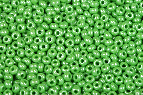 Rokajl Preciosa 6/0 (3,7 - 4,3 mm) RH, bal. 50 g - sytá zelená s listrem