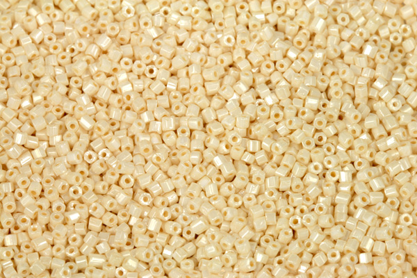 PRECIOSA™ dvoukrátky (2cuts) 11/0 (1,8 - 2,0 mm) RH, bal. 50 g - sytá krémová s listrem