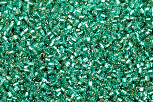 PRECIOSA™ dvoukrátky (2cuts) 11/0 (1,8 - 2,0 mm) RH, bal. 50 g - smaragdově zelená, SL