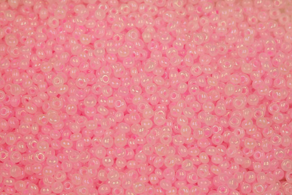 Rokajl Preciosa 11/0 (2,0 - 2,2 mm) RH, bal. 50 g - alabastr s růžovým průtahem, rainbow