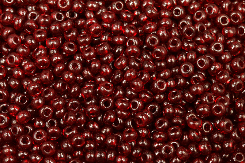 PRECIOSA rokajl 8/0 (2,8 - 3,2 mm) RH, bal. 50 g - transp. tmavší rubínově červená