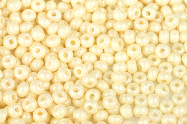 Rokajl Preciosa 5/0 (4,3 - 4,8 mm) RH, bal. 50 g - listr světlá krémová perlová, shell