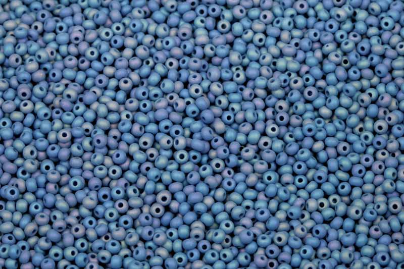 Rokajl Preciosa 11/0 (2,0 - 2,2 mm) RH, bal. 50 g - sytá tyrkysově modrá, iris rainbow mat