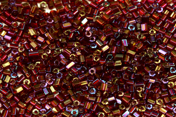 PRECIOSA dvoukrátky (2cuts) 9/0 (2,2 - 2,5 mm) RH, bal. 50 g - transp. rubín, rainbow