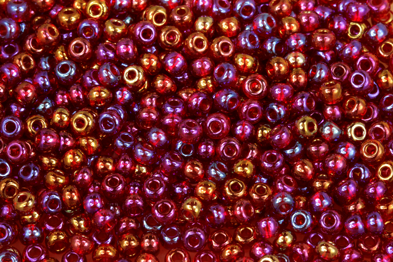 PRECIOSA rokajl 6/0 (3,7 - 4,3 mm) RH, bal. 50 g - transp. rubínově červená, iris rainbow