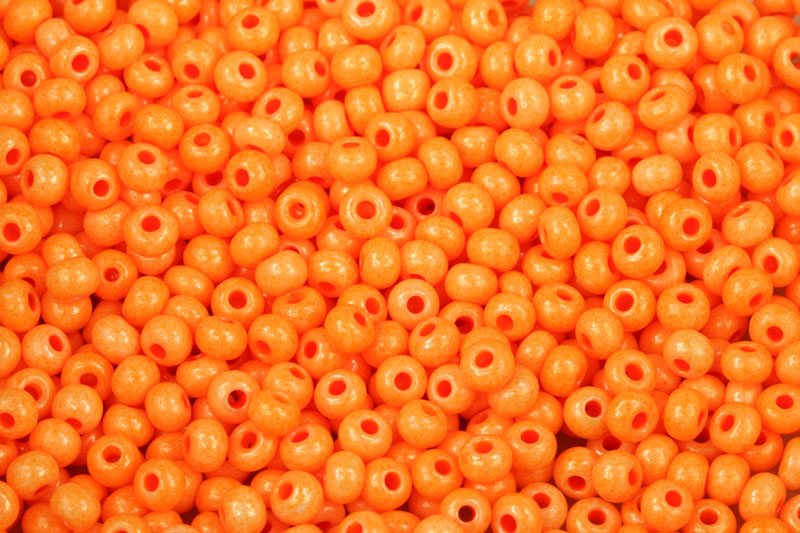 Rokajl Preciosa 6/0 (3,7 - 4,3 mm) SH, bal. 50 g - oranžový listr na křídě