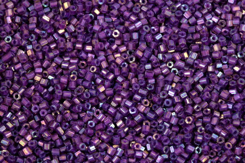 PRECIOSA dvoukrátky (2cuts) 11/0 (1,8-2,0 mm) RH, bal. 50 g - fialová, rainbow