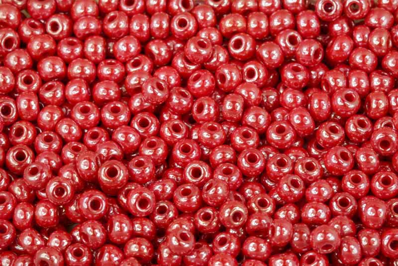 Rokajl Preciosa 6/0 (3,7 - 4,3 mm) RH, bal. 50 g - sytá červená s listrem, sfinx