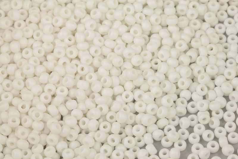 Rokajl Preciosa 8/0 (2,8 - 3,2 mm) RH, bal. 50 g - sytá, perleťová bílá, matná