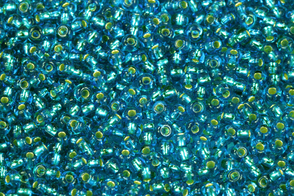 Rokajl Preciosa 8/0 (2,8 - 3,2 mm) RH, bal. 50 g - transp. tmavší akvamarín, SL