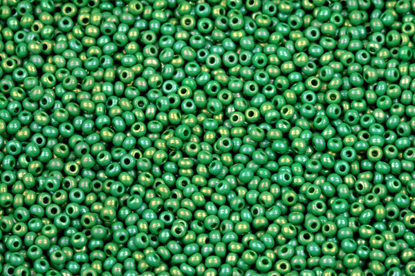 Rokajl Preciosa 10/0 (2,2 - 2,4 mm) SH, bal. 50 g - sytá zelená, rainbow