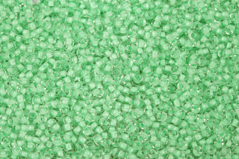 Rokajl Preciosa 10/0 (2,2 - 2,4 mm) RH, bal. 50 g - krystal s pastel. zeleným průtahem
