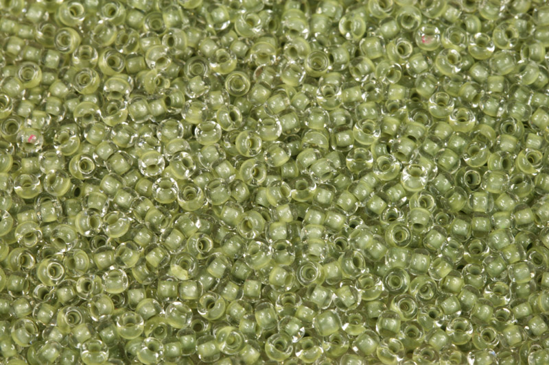 Rokajl Preciosa 8/0 (2,8 - 3,2 mm) SH, bal. 50 g - krystal s khaki zeleným průtahem