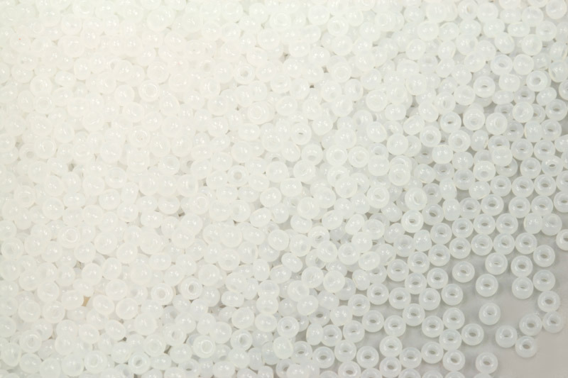 PRECIOSA rokajl 10/0 (2,2 - 2,4 mm) RH, bal. 50 g - bílý alabastr