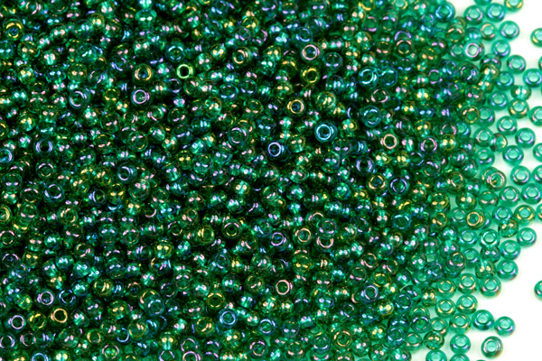 Rokajl Preciosa 11/0 (2,0 - 2,2 mm) RH, bal. 50 g - transp. smaragdově zelená, rainbow