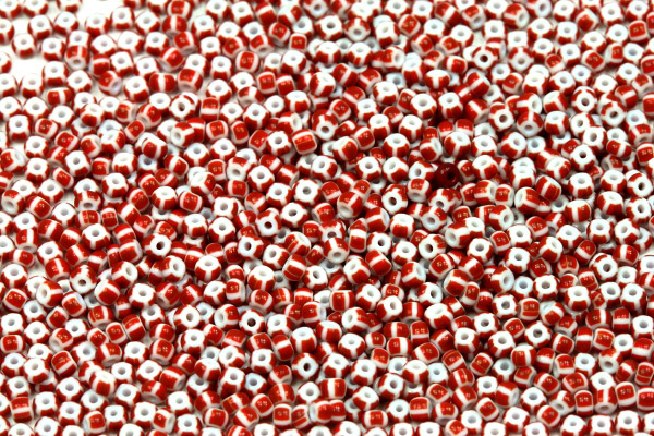 PRECIOSA rokajl 8/0 (2,8 - 3,2 mm) RH, bal. 50 g - bílá křída, červené proužky