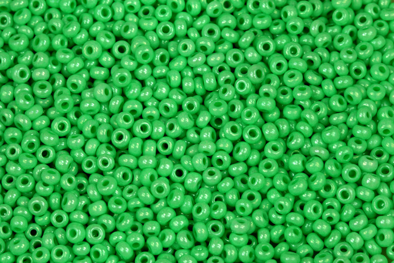 PRECIOSA rokajl 6/0 (3,7 - 4,3 mm) RH, bal. 50 g - sytý zelený listr