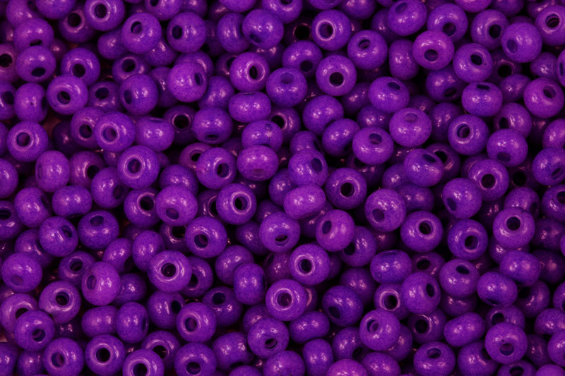 PRECIOSA rokajl 6/0 (3,7 - 4,3 mm) RH, bal. 50 g - fialový listr na alabastru