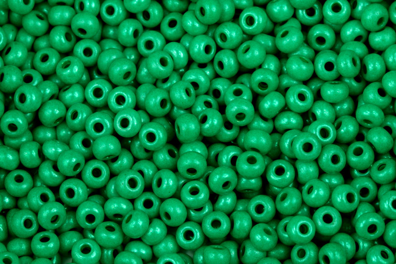 PRECIOSA rokajl 6/0 (3,7 - 4,3 mm) RH, bal. 50 g - sytý výrazný zelený (smaragdový) listr