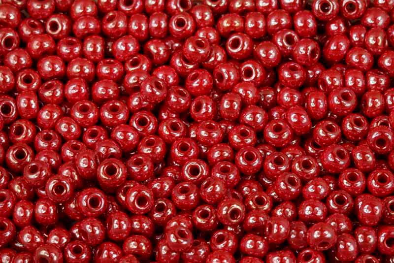 PRECIOSA rokajl 4/0 (4,8 - 5,3 mm) RH, bal. 50 g - sytá tmavší červená s listrem, sfinx