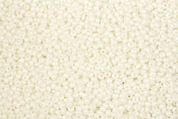 PRECIOSA rokajl 11/0 (2,0 - 2,2 mm) RH, bal. 50 g - světlá krémová, sytý perleťový listr