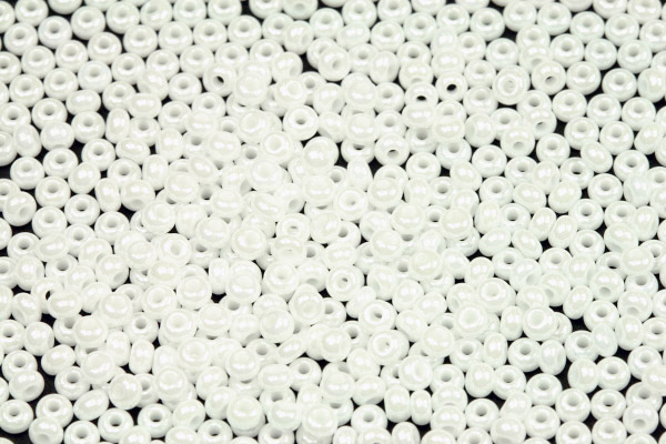 TOP PRECIOSA rokajl 9/0 (2,4 - 2,8 mm) RH, bal. 50 g - bílá křída, listr sfinx (46102)