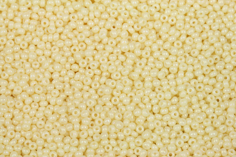 PRECIOSA rokajl 11/0 (2,0 - 2,2 mm) SH, bal. 50 g - světlá krémová, listr
