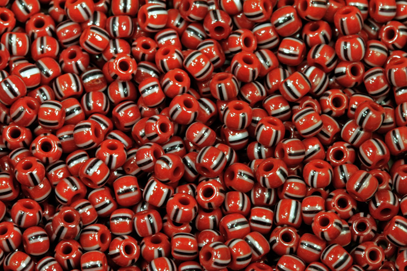 PRECIOSA rokajl 6/0 (3,7 - 4,3 mm) RH, bal. 50 g - sytá cihl. červená, černé+bílé proužky