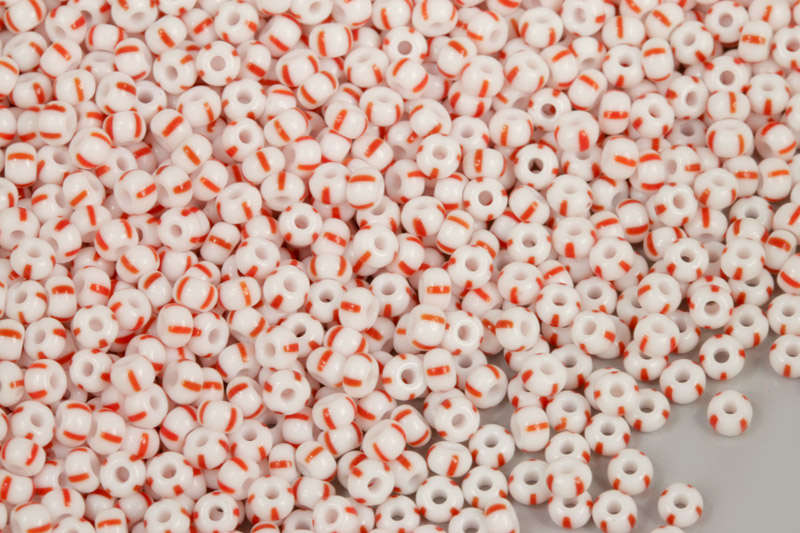 PRECIOSA rokajl 8/0 (2,8 - 3,2 mm) RH, bal. 50 g - bílá křída, červené proužky
