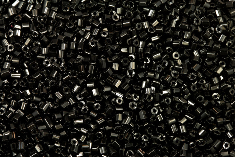 TOP PRECIOSA dvoukrátky (2cuts) 10/0 (2,0-2,2 mm) RH, bal. 50 g - sytá černá (23980)
