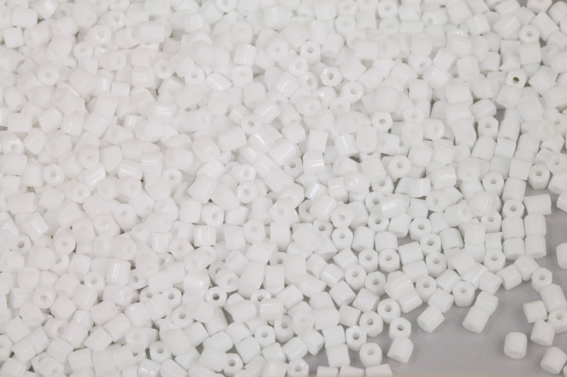 PRECIOSA dvoukrátky (2cuts) 10/0 (2,0-2,2 mm) RH, bal. 50 g - sytá bílá, křída