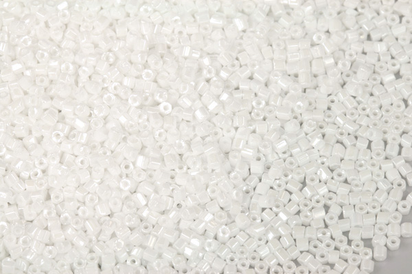 TOP PRECIOSA dvoukrátky (2cuts) 11/0 (1,8-2,0 mm) RH, bal. 50 g - sytá bílá, sfinx (46102)