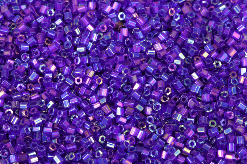 PRECIOSA dvoukrátky (2cuts) 10/0 (2,0-2,2 mm) RH, bal. 50 g - fialová, rainbow