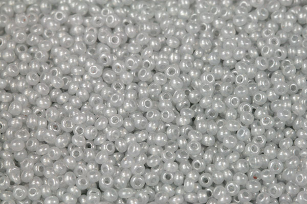 PRECIOSA rokajl 10/0 (2,2 - 2,4 mm) RH, bal. 50 g - barv. alabastr, metalická stříbrná