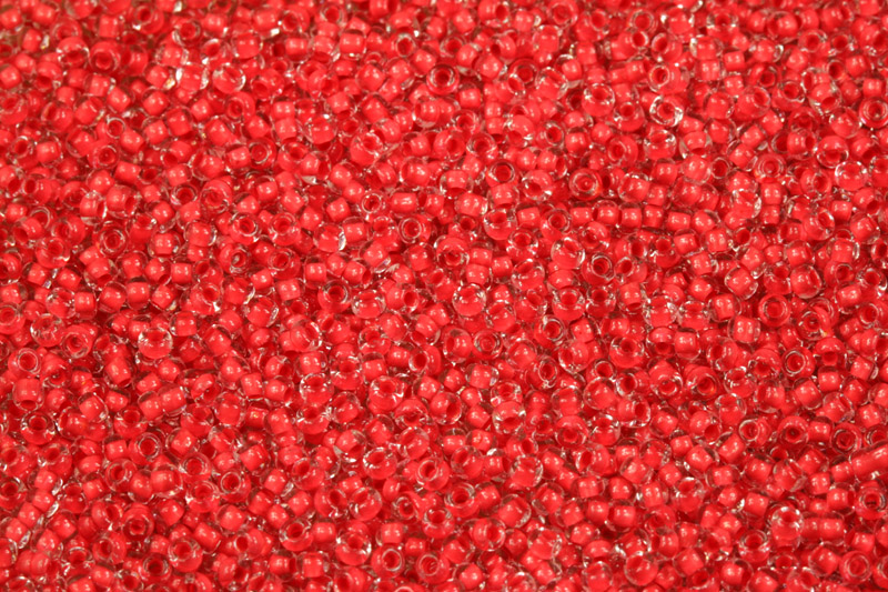 PRECIOSA rokajl 11/0 (2,0 - 2,2 mm) RH, bal. 50 g - krystal, světle červený průtah