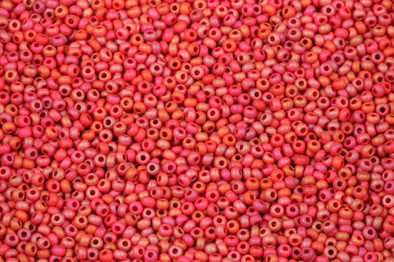 PRECIOSA rokajl 11/0 (2,0 - 2,2 mm) RH, bal. 50 g - sytá červená, rainbow, mat